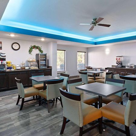 Baymont By Wyndham Creedmoor Hotel Екстериор снимка