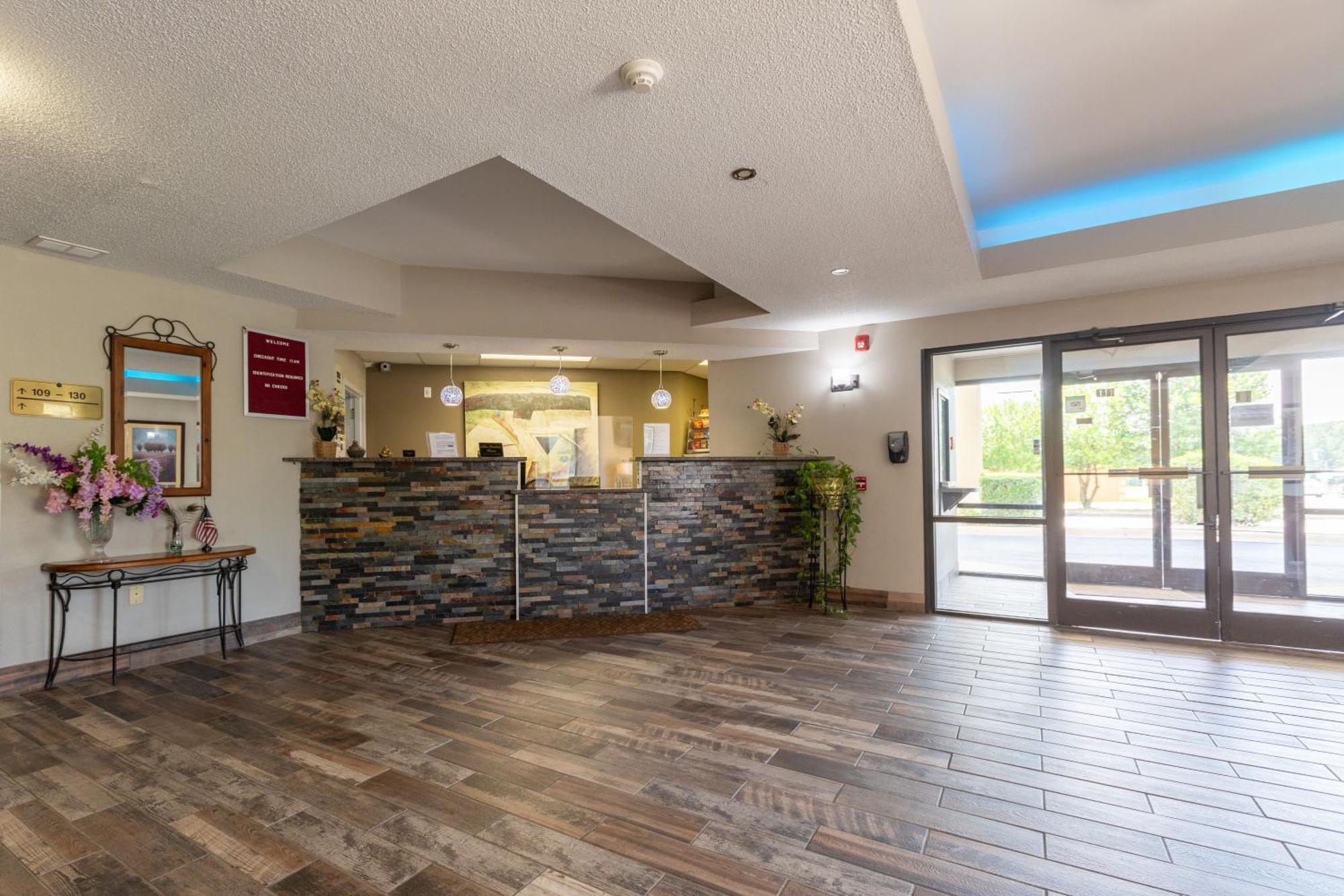 Baymont By Wyndham Creedmoor Hotel Екстериор снимка