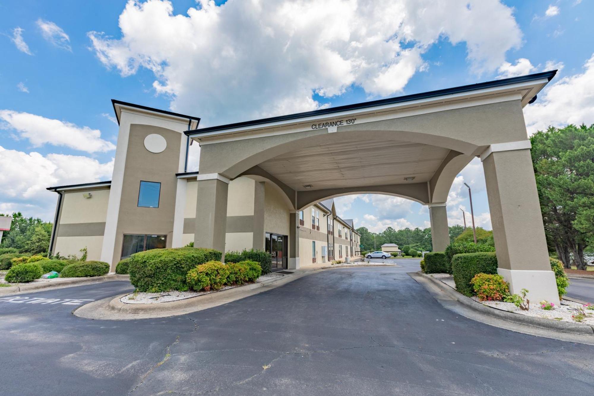 Baymont By Wyndham Creedmoor Hotel Екстериор снимка