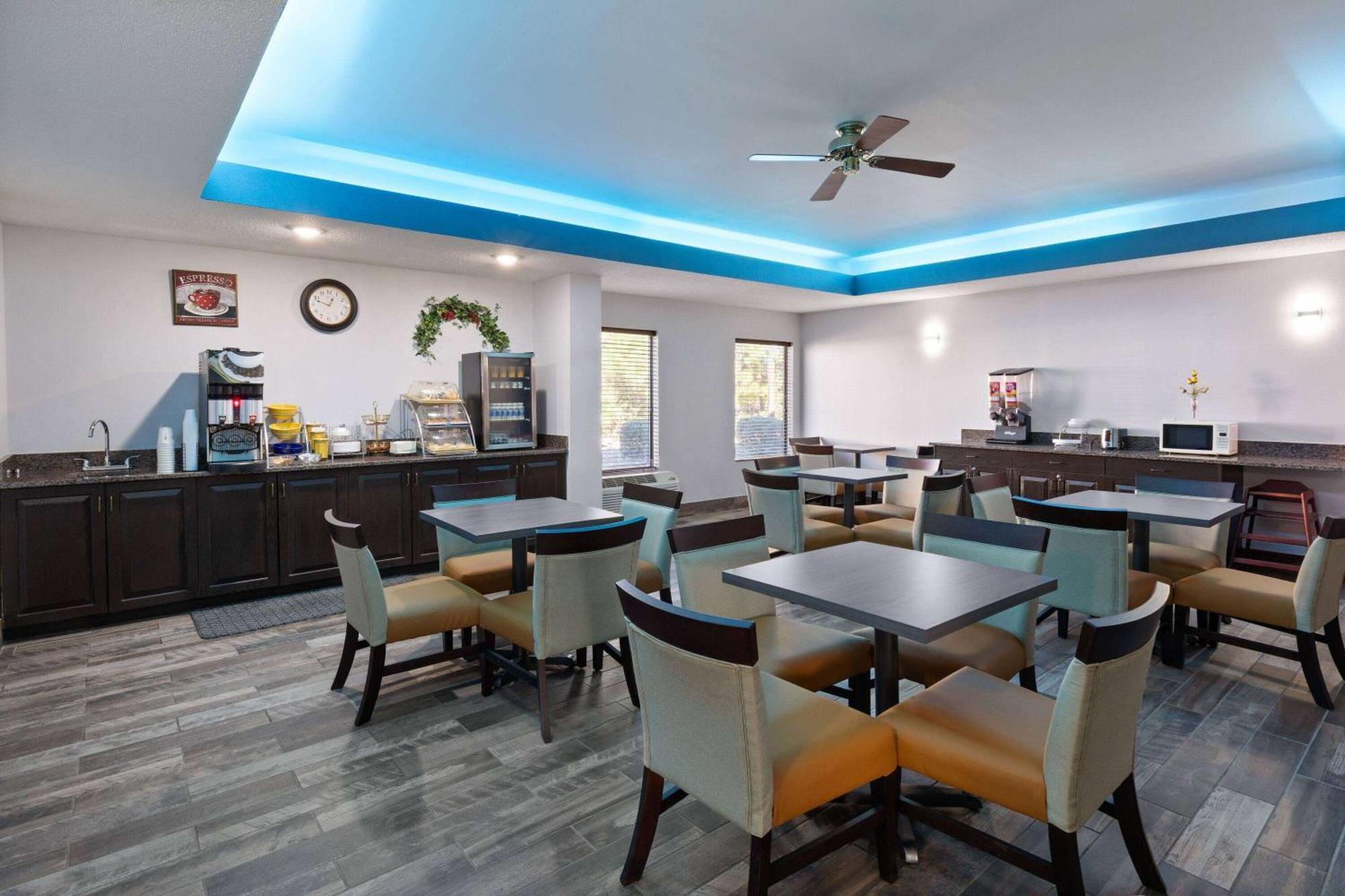 Baymont By Wyndham Creedmoor Hotel Екстериор снимка