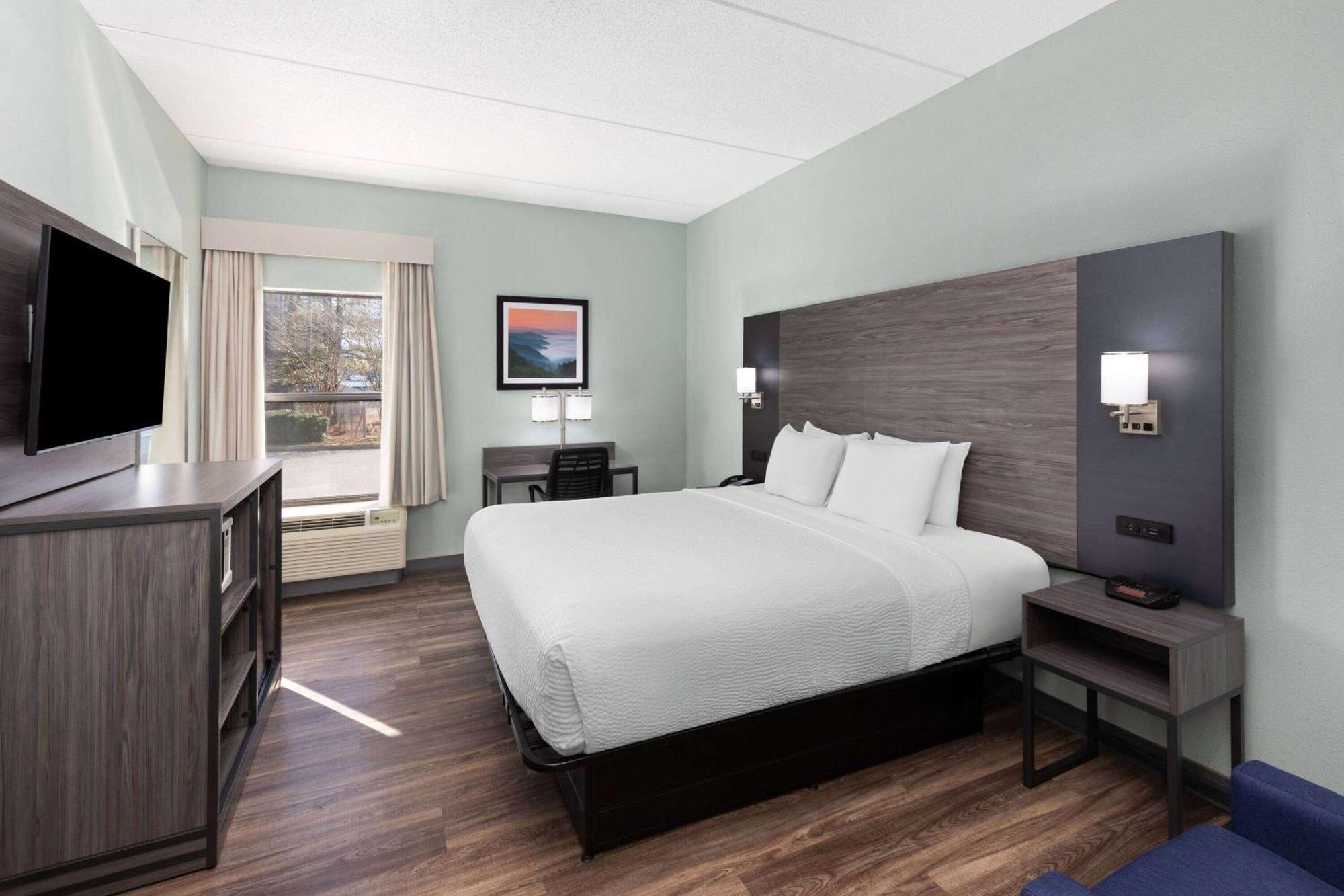 Baymont By Wyndham Creedmoor Hotel Екстериор снимка
