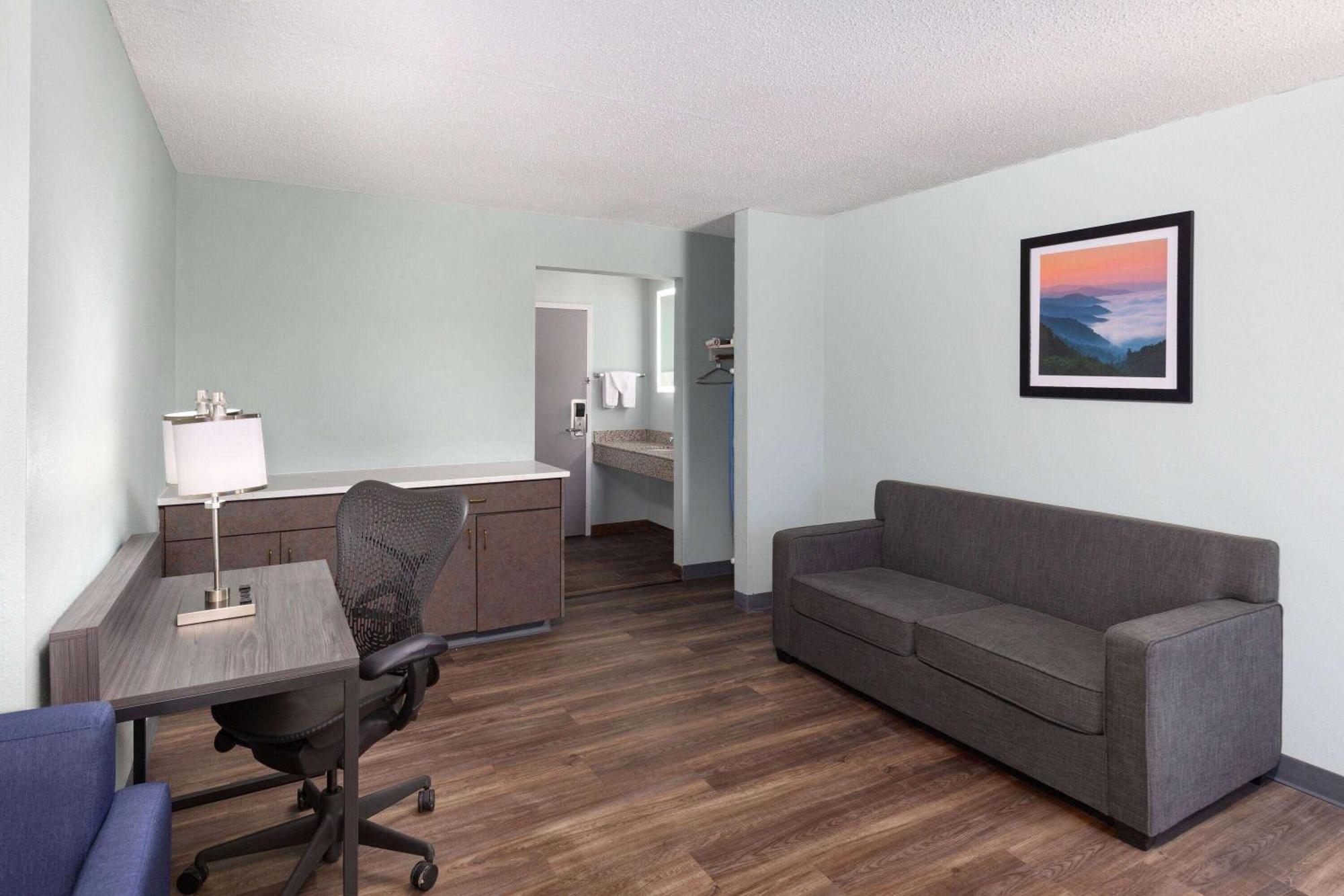 Baymont By Wyndham Creedmoor Hotel Екстериор снимка
