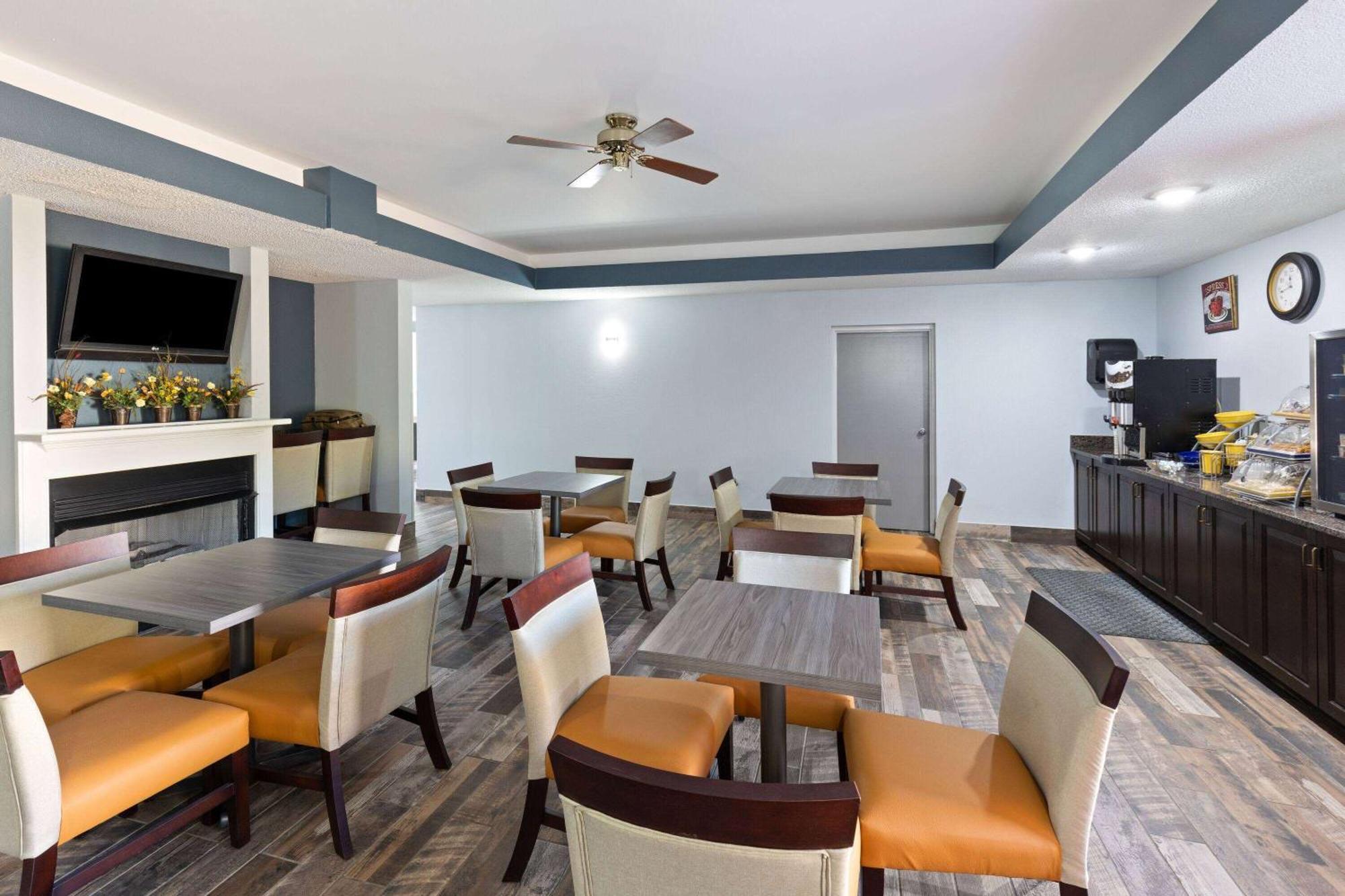 Baymont By Wyndham Creedmoor Hotel Екстериор снимка