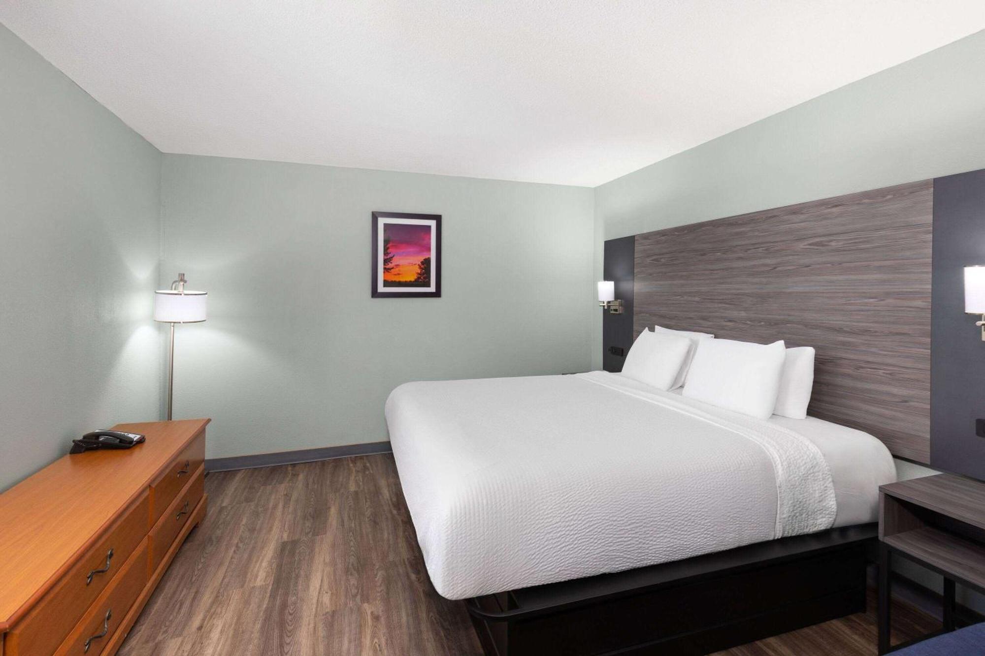 Baymont By Wyndham Creedmoor Hotel Екстериор снимка