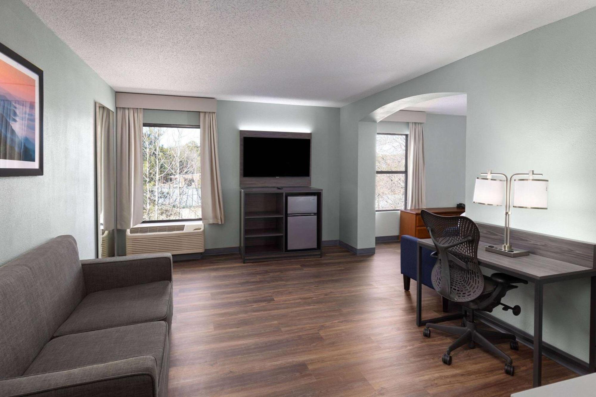 Baymont By Wyndham Creedmoor Hotel Екстериор снимка