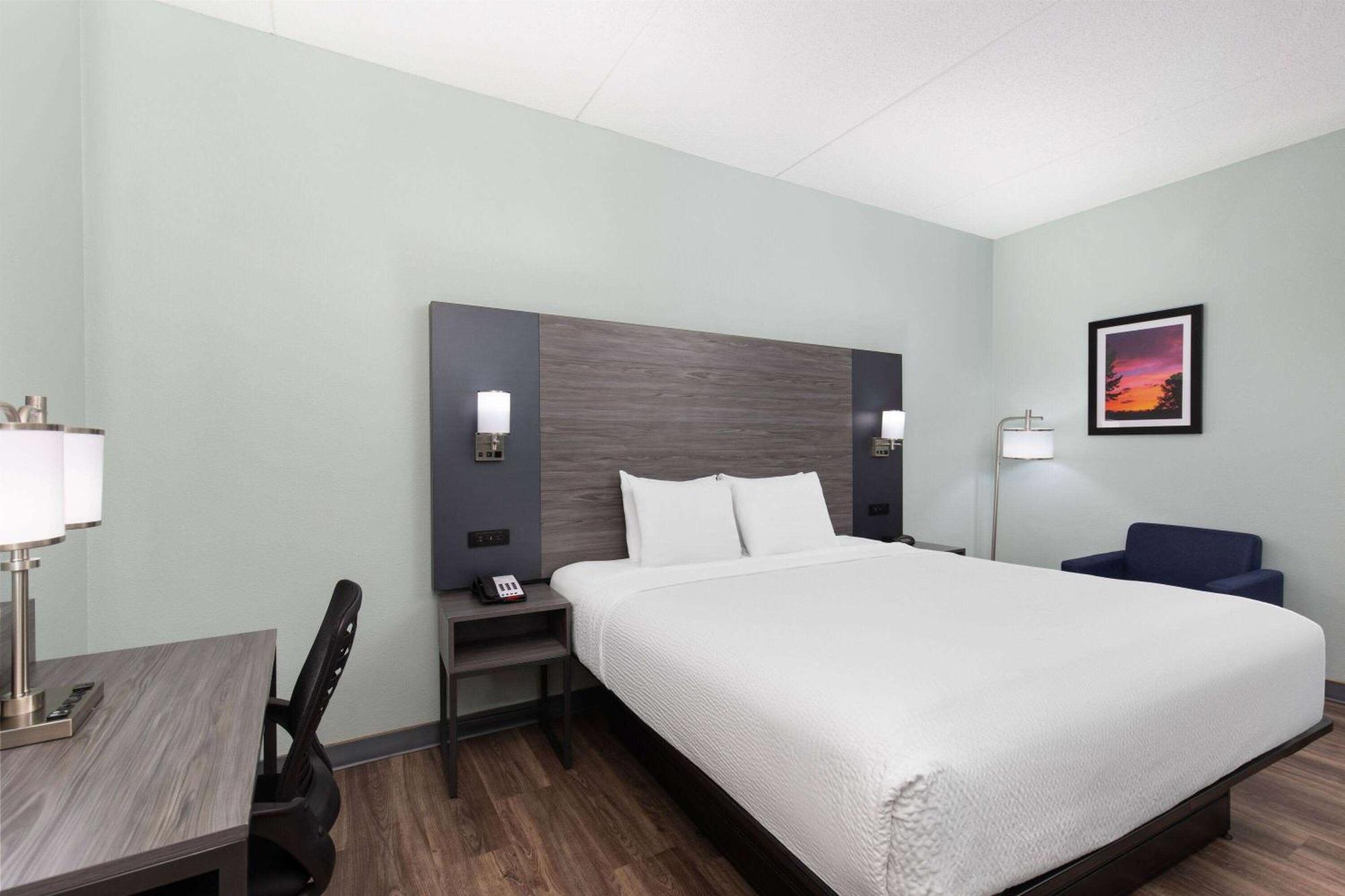 Baymont By Wyndham Creedmoor Hotel Екстериор снимка
