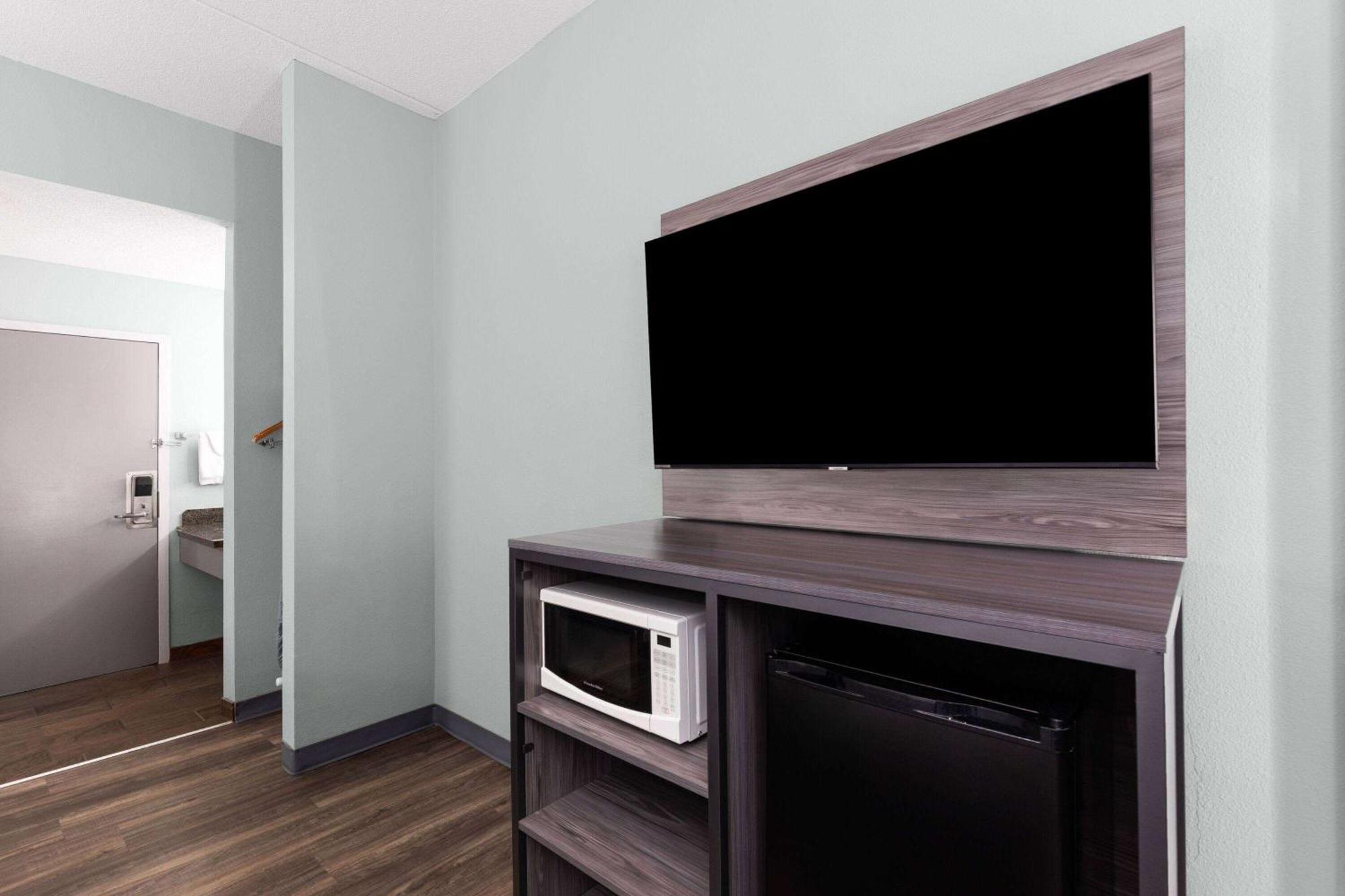 Baymont By Wyndham Creedmoor Hotel Екстериор снимка