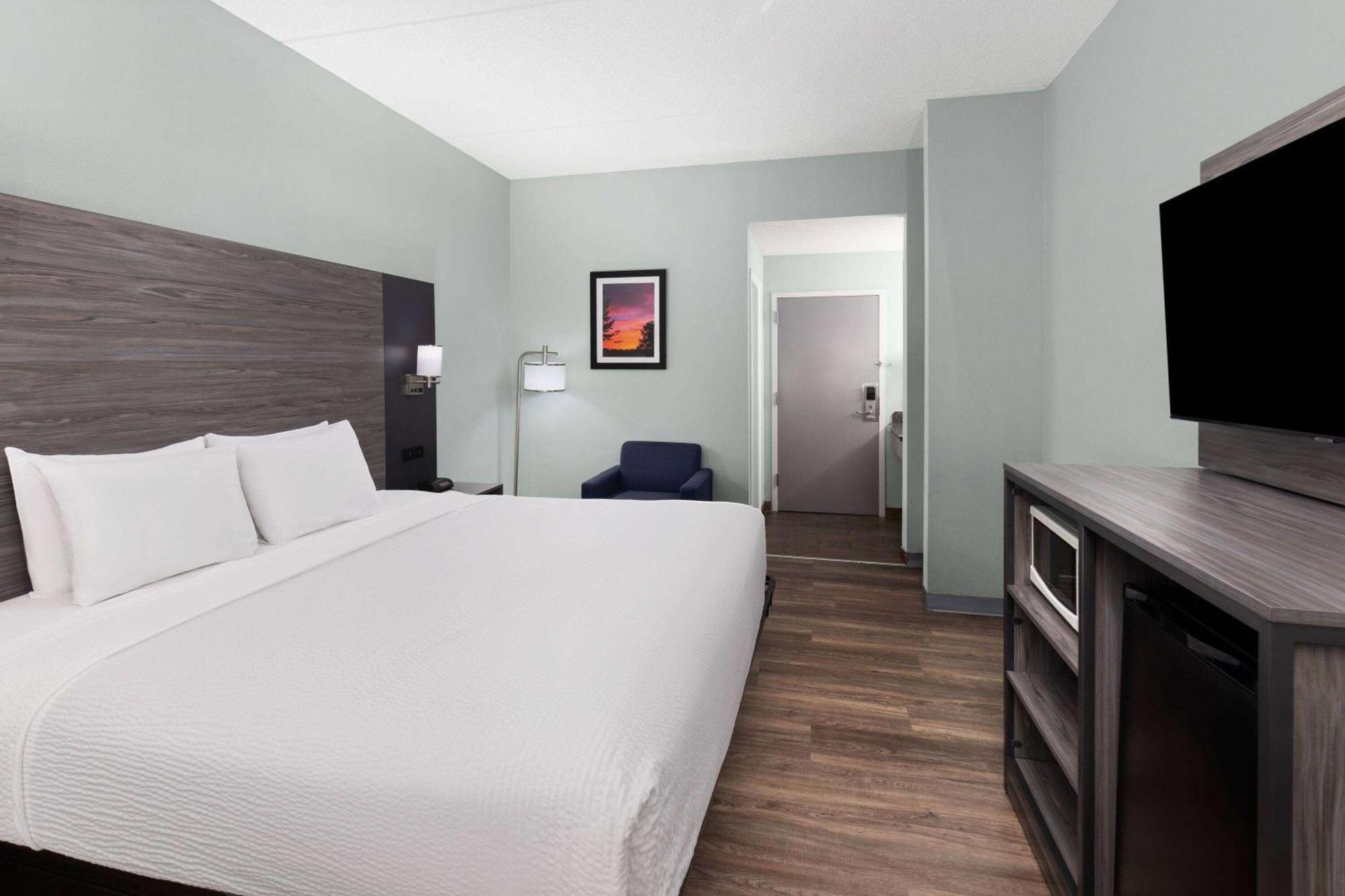 Baymont By Wyndham Creedmoor Hotel Екстериор снимка