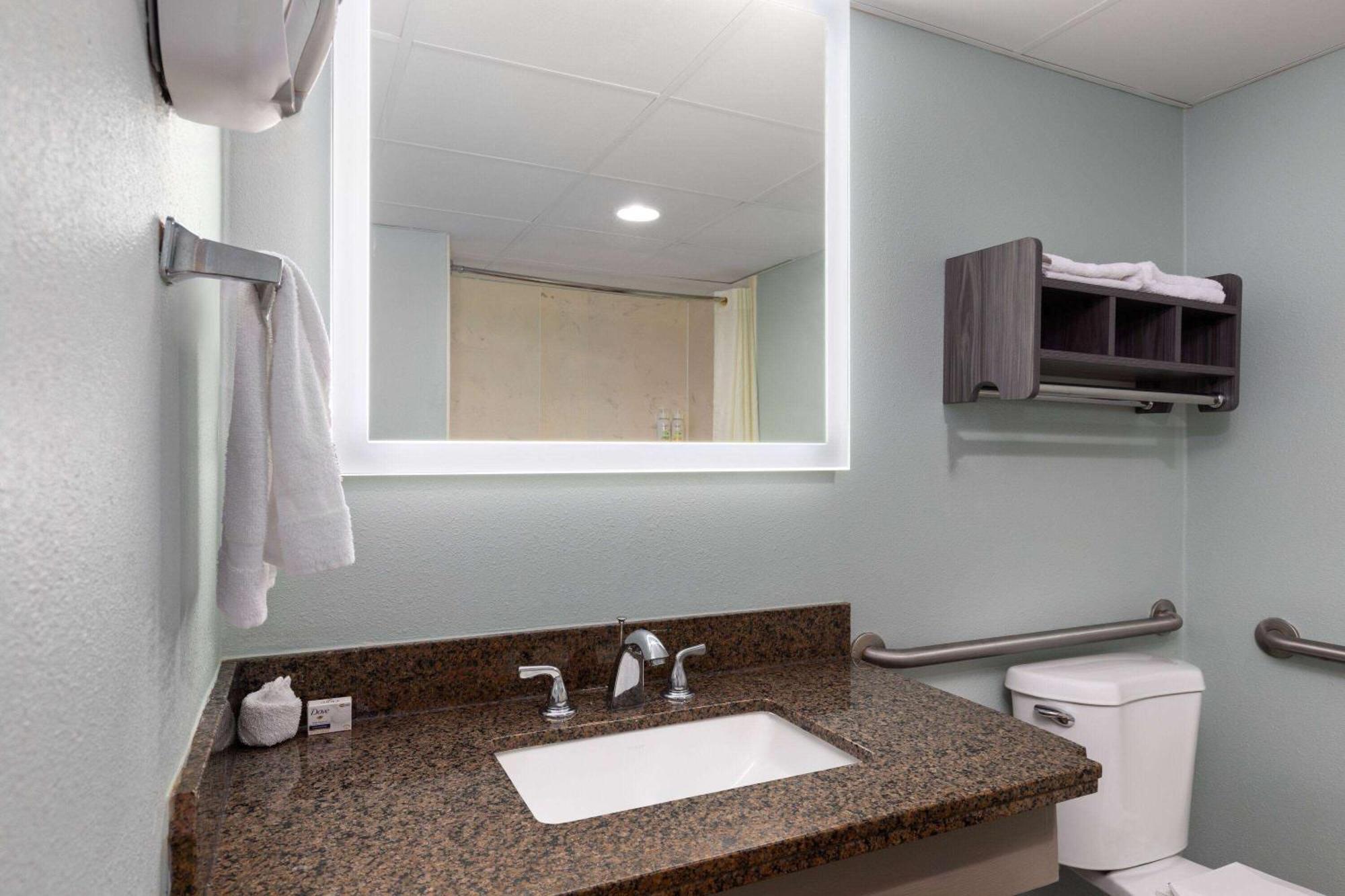 Baymont By Wyndham Creedmoor Hotel Екстериор снимка