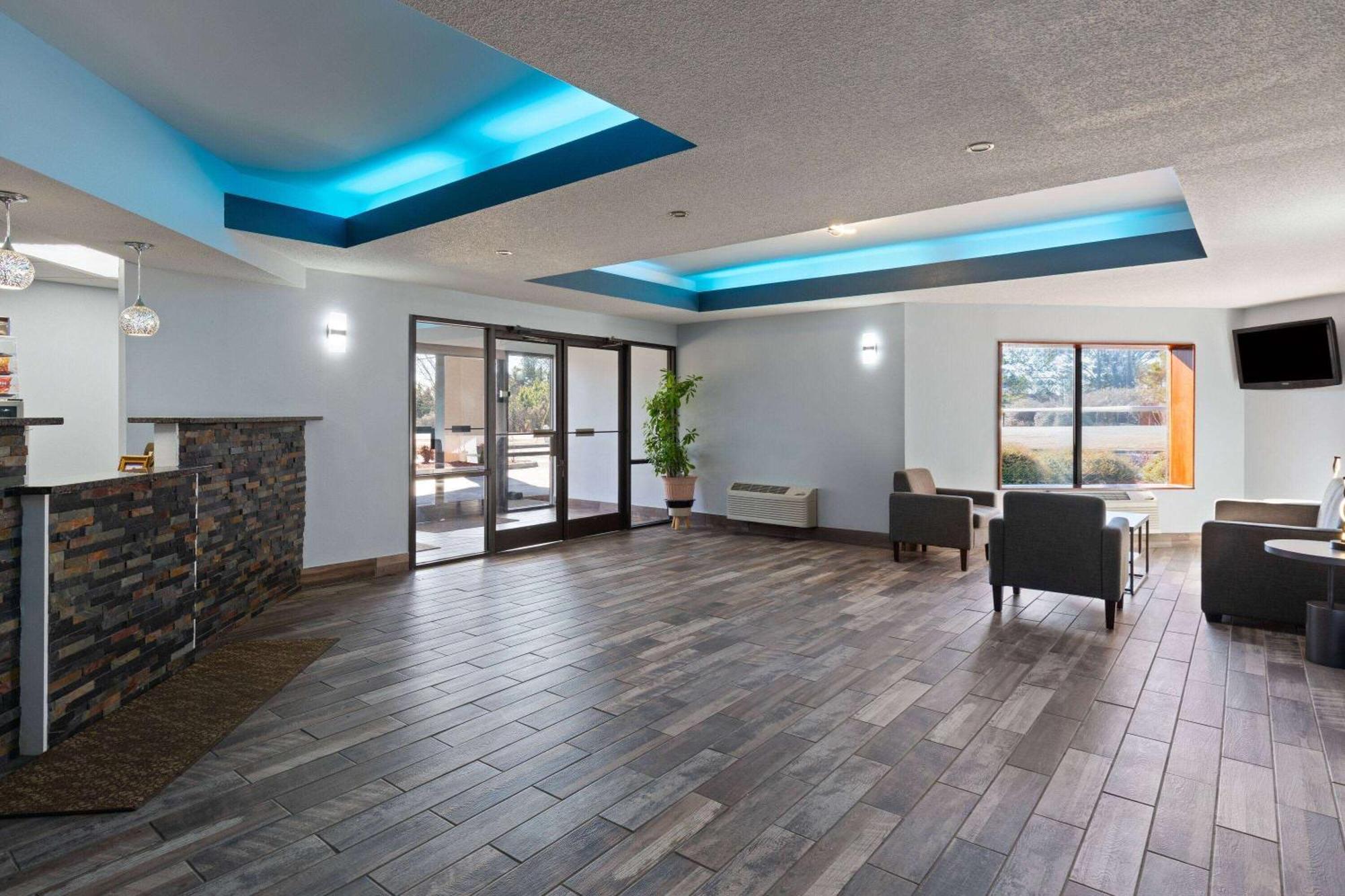 Baymont By Wyndham Creedmoor Hotel Екстериор снимка