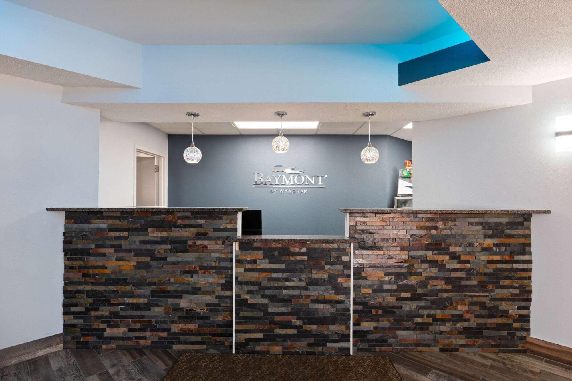 Baymont By Wyndham Creedmoor Hotel Екстериор снимка
