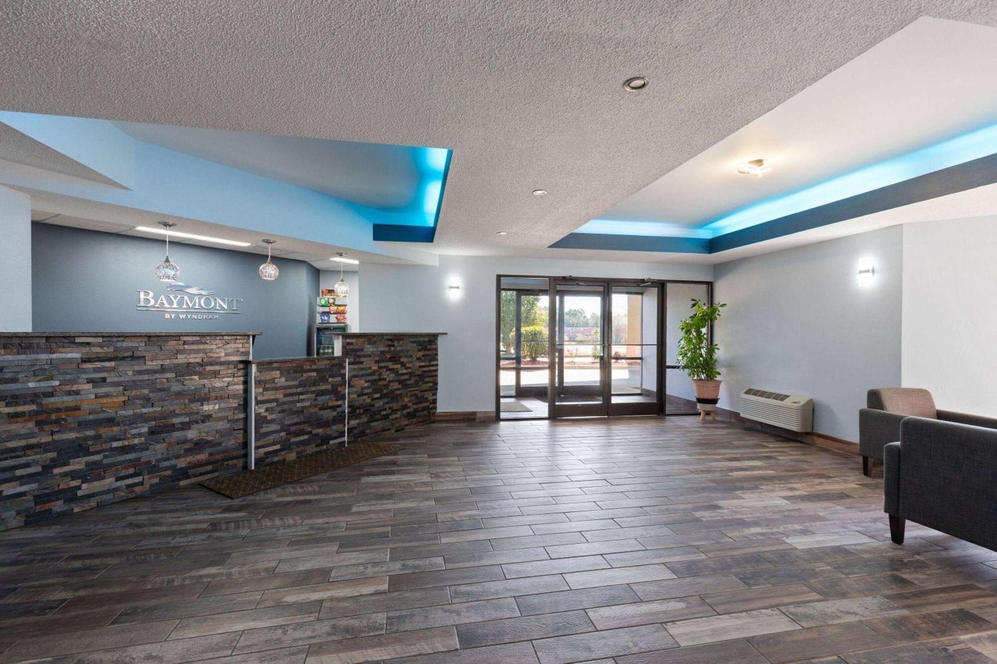 Baymont By Wyndham Creedmoor Hotel Екстериор снимка