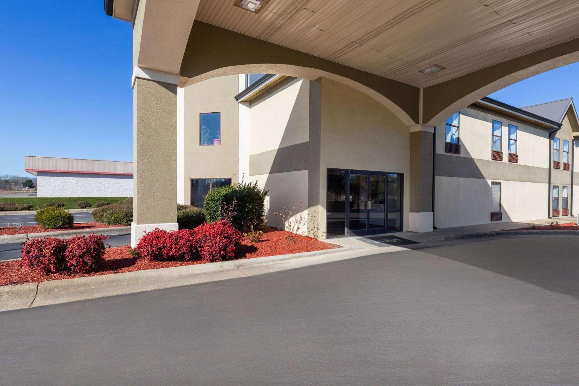Baymont By Wyndham Creedmoor Hotel Екстериор снимка