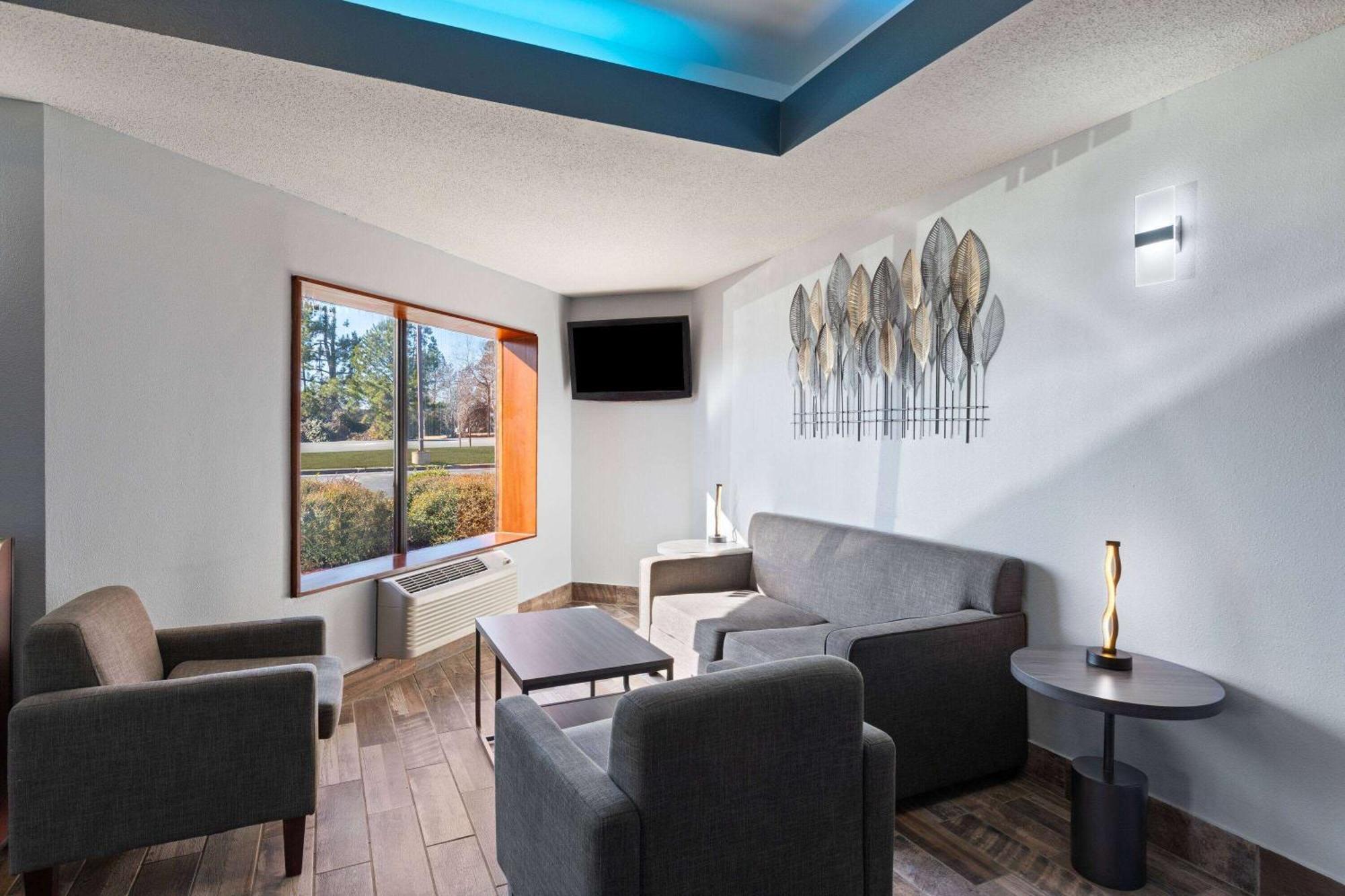 Baymont By Wyndham Creedmoor Hotel Екстериор снимка